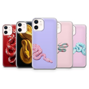 Op de afbeelding: Vijf telefoonhoesjes met slangenontwerpen in rood, geel, roze, groen en blauw. De hoesjes hebben een glanzende afwerking. De slangenpatronen variëren, sommige hoesjes hebben een enkele slang en andere meerdere.
