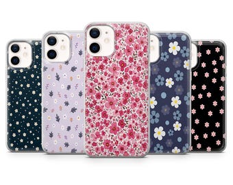 Op de afbeelding: Vijf telefoonhoesjes met bloempatronen. De hoesjes hebben ontwerpen met kleine witte bloemen op een marineblauwe achtergrond, lavendel met witte en gele bloemen, roze bloemen, blauwe bloemen en zwart met witte bloemen.