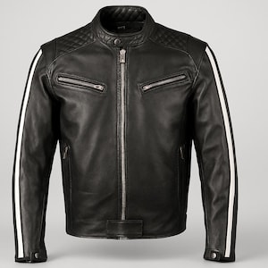 Könnte beinhalten: Schwarze Lederjacke mit Steppdesign an den Schultern, Reißverschluss vorne und zwei weißen Streifen an den Ärmeln. Die Jacke hat zwei Reißverschlusstaschen auf der Brust und eine kleine Tasche vorne.