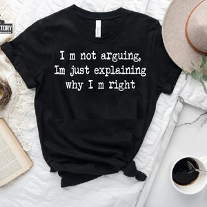 Könnte beinhalten: Schwarzes T-Shirt mit weißem Text, der lautet: "Ich streite nicht, ich erkläre nur, warum ich Recht habe."
