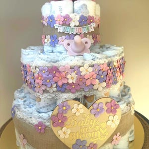 Pastel de pañales floral rosa de tres niveles, regalo para baby shower o centro de mesa