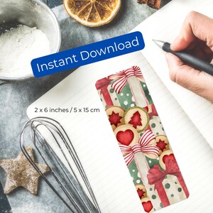 Könnte beinhalten: Festlicher Lesezeichen mit Geschenkbox-Design mit roten Schleifen und Keksen mit Herz- und Baumformen. Das Lesezeichen ist 5 x 15 cm groß. Die Worte "Instant Download" werden auf einem blauen Banner angezeigt.