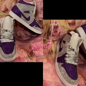 Puede incluir: Zapatillas altas con un dise&ntilde;o de pedrer&iacute;a morada y plateada. Los zapatos tienen suelas blancas, leng&uuml;etas blancas y cordones plateados. El logo de Nike es visible en el lateral. El logo de Sparkle Society est&aacute; en el fondo.