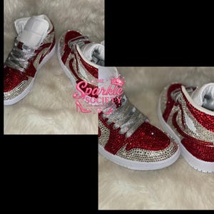 Puede incluir: Zapatillas rojas y plateadas con pedrer&iacute;a, con suelas y cordones blancos. Las zapatillas est&aacute;n cubiertas de brillantes pedrer&iacute;a. La leng&uuml;eta y el cuello son blancos. El texto "The Sparkle Society" es visible.