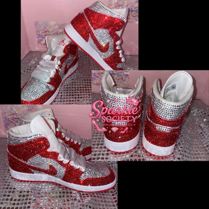 Puede incluir: Zapatillas altas rojas y plateadas con suela blanca. Las zapatillas est&aacute;n cubiertas de brillantes pedrer&iacute;a. El logo de Nike es plateado. Los cordones son de sat&eacute;n blanco. El texto "Sparkle Society" es visible.