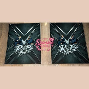 以下が含まれることがあります： 黒とシルバーのR&Bツアーポスター2枚。各ポスターには、青いスーツとサングラスをかけた2人の男性が椅子に座っている様子が描かれています。「R&B Tour」の文字は白とシルバーで、背景はシルバーです。