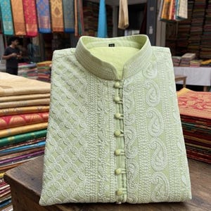 クルタ パジャマ セット ミント グリーン シルク: 手作りのチカンカリ刺繍ミラーワーク