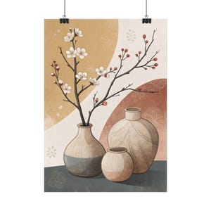 Könnte beinhalten: Ein Wandkunstdruck mit drei Keramikvasen in Beige- und Grautönen. Eine Vase enthält dunkle Zweige mit weißen Blüten und kleinen roten Knospen. Der Hintergrund besteht aus abstrakten, geschwungenen Formen in Hellbraun und Terrakotta.