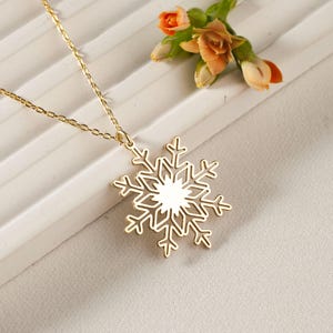 Snowflake Pendant Necklace, Winter Jewelry, Gold/Silver/Rose Gold, Adjustable 16–20&quot; Chain