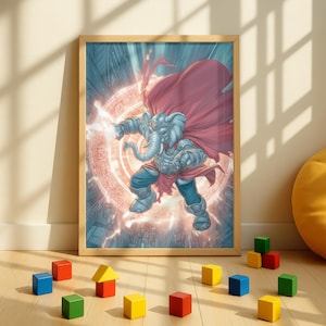 Op de afbeelding: Ingelijste illustratie van een olifant-superheld met een rode cape, een blauwe broek en zilveren harnas. Het kunstwerk staat tegen een gloeiend cirkelvormig ontwerp met bliksem. Gekleurde houten blokken liggen verspreid op de vloer.