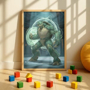 Op de afbeelding: Ingelijste illustratie van een gespierd, groen schildpadachtig personage met lichtgevende energie-effecten. Het houten frame omringt de afbeelding, en kleurrijke houten blokken liggen ervoor op de vloer.