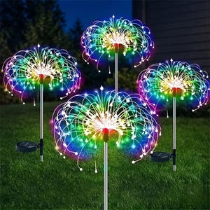 Può includere: Quattro luci da giardino a energia solare con un design colorato a forma di fuochi d'artificio. Ogni luce presenta un gruppo centrale di LED multicolore con fili radianti. Le luci sono montate su pali argentati.