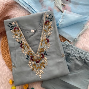 V-Ausschnitt bestickt Kurti Hose Dupatta Set / Indian Ethnic Dress / 3Pc Frauen Set / traditionelle indische Kurta / gestickte Kurti / gedruckte Dupatta.