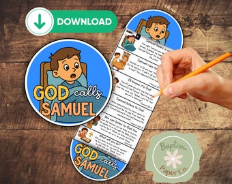 Puede incluir: Una pegatina circular y un marcapáginas vertical con ilustraciones de dibujos animados de un niño en la cama con el texto GOD calls SAMUEL. El marcapáginas incluye una secuencia de paneles que representan la historia bíblica de Samuel.