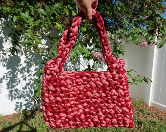 Hand-Crocheted T-Shirt Yarn Shoulder Bag – Eco-Friendly & One-of-a-Kind