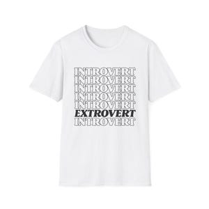 Może przedstawiać: Biała koszulka z napisem "INTROVERT" ułożonym sześć razy, z napisem "EXTROVERT" pogrubionym pośrodku i "INTROVERT" na dole. Tekst jest w czarnej, obramowanej czcionce.