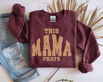 Moletom "Esta Mamãe Ora" - Suéter Cristão para Mães, Suéter Inspirador Feminino, Presente Religioso para Mães, Suéter com Oração Inspiradora nas Escrituras