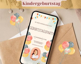 Op de afbeelding: Een smartphone toont een digitale uitnodiging voor een verjaardagsfeestje. De uitnodiging bevat kleurrijke ballonnen, een foto van een kind en de tekst "Geburtstagsparty". Een bruine envelop en decoratieve ballonnen zijn ook zichtbaar.