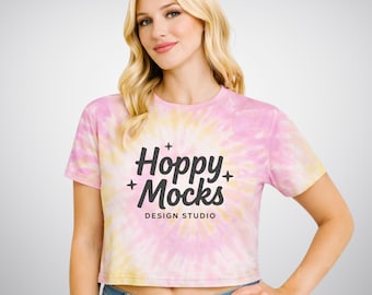 Mockup da camiseta cropped Colortone 1050 • Top cropped tie-dye rosa do deserto • Modelo feminina • Mockup minimalista de estúdio