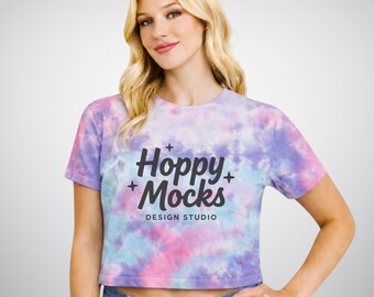 Mockup de camiseta cropped Colortone 1050 • Top cropped tie-dye algodão-doce • Modelo feminina • Mockup minimalista de estúdio