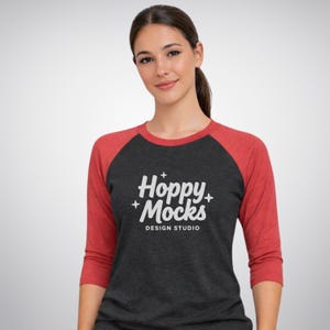 Next Level 6051 raglanmockup • Vintage rood / vintage zwart • NL6051 honkbal-T-shirt met 3/4-mouwen • Vrouwelijk model • Minimalistisch studiomodel