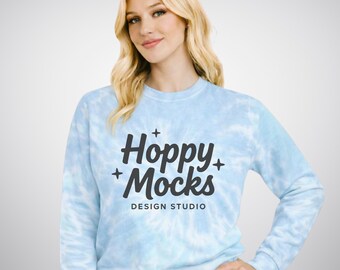 Maquette de sweat-shirt couleur lagon 8100 • Sweat-shirt pastel tie-dye • Pull tendance • Modèle féminin • Maquette de studio minimaliste