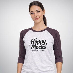 Next Level 6051 raglanmockup • Vintage paars/wit gemêleerd • NL6051 honkbal-T-shirt met 3/4-mouwen • Vrouwelijk model • Minimalistisch studiomodel