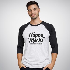 Next Level 6051 raglanmockup • Vintage zwart / wit gemêleerd • NL6051 honkbal-T-shirt met 3/4-mouwen • Mannelijk model • Minimalistisch studiomodel