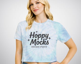 Mockup de camiseta cropped Colortone 1050 • Top cropped tie-dye cor lagoon • Modelo feminina • Mockup minimalista de estúdio