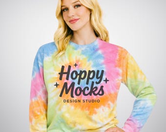 Maquette de sweat-shirt Eternity Colortone 8100 • Sweat-shirt pastel tie-dye • Pull tendance • Modèle féminin • Maquette de studio minimaliste
