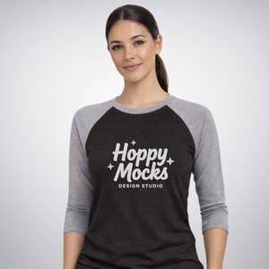 Next Level 6051 raglanmockup • Premium gemêleerd / vintage zwart • NL6051 honkbal-T-shirt met 3/4-mouwen • Vrouwelijk model • Minimalistisch studiomodel