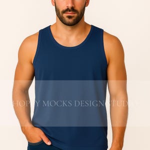 Comfort Colors® 9360 True Navy Tank Top Mockup, Minimalistisches Tank Top Mockup, CC9360 Männliches Modell Mockup, Maskuliner Tank Mockup für POD