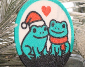 Lindo adorno navideño de rana – Decoración navideña multicolor impresa en 3D – Pareja de ranas con corazón – Adorno original y original – JoCo Workshop