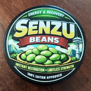 Può includere: Un'etichetta rotonda e nera di Senzu Beans con testo verde e una ciotola di fagioli verdi. L'etichetta recita "ENERGY & RECOVERY" e "INSTANT RESTORATION * LIMITLESS STRENGTH". È visibile anche il testo "100% SAIYAN APPROVED".