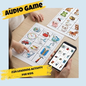 Könnte beinhalten: Ein Lernspiel für Kinder mit gedruckten Karten, die Illustrationen von Objekten und Tieren zeigen. Ein Smartphone zeigt passende Bilder. Der Text "AUDIO GAME" und "FUN LEARNING ACTIVITY FOR KIDS" sind sichtbar.