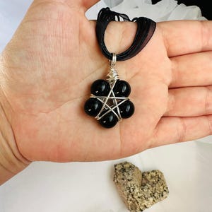 Halsband med fem uddiga stjärnor i svart onyx, trådlindat pentagramhänge, skyddande ädelstenschoker