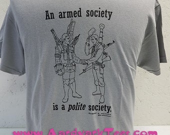 An Armed Society is a Polite Society - Handbedrucktes T-Shirt