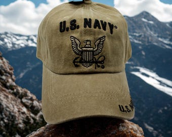 US Navy Hut. Gewaschene braune Baseballkappe. Eingesticktes Navy Logo. Verstellbare marineblaue Vet Hut. US Navy Hut. USN Hut. Dieser Hut ist von der Marine offiziell lizensiert
