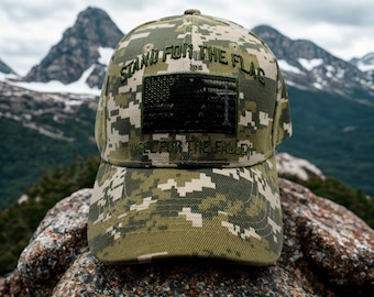Sombrero "Defiende la bandera, arrodíllate por los caídos". Gorra patriótica de veterano, gorra de camuflaje con la bandera estadounidense, gorra patriota de EE. UU. Regalo para veteranos. Gorra de veterano.