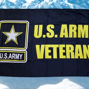 Może przedstawiać: Prostokątna czarna flaga z logo U.S. Army po lewej stronie, zawierająca białą gwiazdę w żółtej ramce nad prostokątem z żółtą ramką i napisem U.S. ARMY. Napis U.S. ARMY VETERAN jest wykonany w kolorze żółtym.