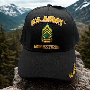 Puede incluir: Gorra de béisbol negra con la inscripción dorada "U.S. ARMY". La gorra presenta una insignia verde y dorada y el texto "MSG RETIRED". El logotipo del ejército estadounidense también está bordado en el lateral.