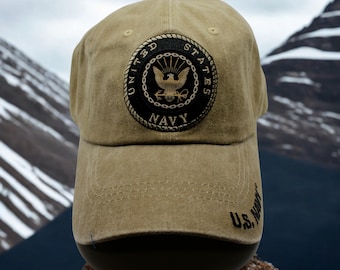 US Navy Hut. Gewaschene braune Baseballkappe. Eingesticktes Navy Logo. Verstellbare marineblaue Vet Hut. US Navy Hut. USN Hut. Dieser Hut ist von der Marine offiziell lizensiert