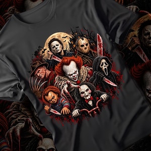 Può includere: Una t-shirt grigio scuro con una stampa grafica circolare di vari personaggi dei film horror, tra cui un clown, una figura mascherata con un coltello, una bambola su un triciclo e una figura con un guanto artigliato su sfondo di casa stregata.