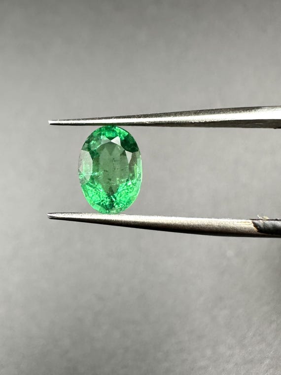 Beautiful Natural Vivid Clean EMERALD Eye Clean Clarity