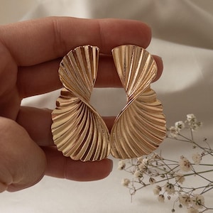 Shell-inspired earrings for women, Chunky gold earrings, Textured earrings, Old money earrings gold, Art Deco earrings, Geometric earrings