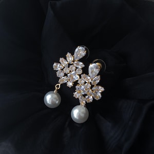 Chandelier crystal pearl bridal earrings, Rhinestone wedding earrings,  Pearl dangle wedding earrings, Gold wedding earrings for brides