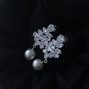 Crystal pearl drop earrings, Chandelier crystal pearl bridal earrings, Pearl and crystal bridal earrings, Statement bridal earrings dangle