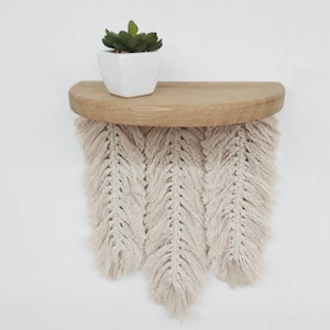 Floating wood shelf with macrame feathers Small rounded shelf Wall shelf Modern oak shelf Macrame wall hanging shelf Bohemian home decor