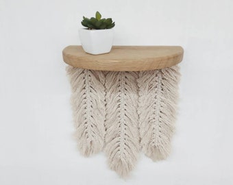 Estante de madera flotante con plumas de macramé Pequeño estante redondeado Estante de pared Estante moderno roble Macrame pared colgante estante Boho decoración del hogar