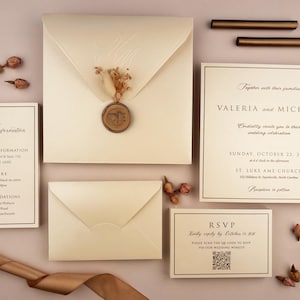 Set elegante huwelijksuitnodigingen: crèmekleurige glanzende kaart met gedroogde bloemen en lakzegel, envelop met reliëf